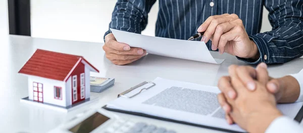 Immobilienmakler Der Den Kunden Zur Entscheidungsfindung Präsentiert Und Berät Unterzeichnen — Stockfoto