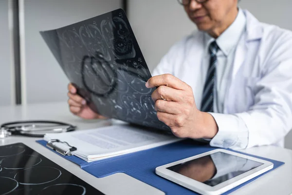 Médico Manos Sosteniendo Paciente Cerebro Radiografía Película Antes Tratamiento Analizar — Foto de Stock