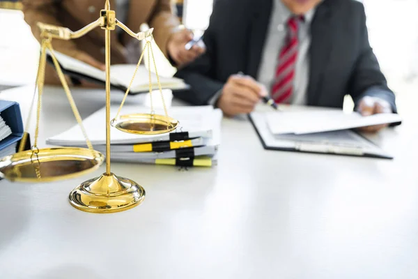 Gute Dienstleistungszusammenarbeit Beratung Von Unternehmerinnen Und Männlichen Anwälten Oder Richtern — Stockfoto