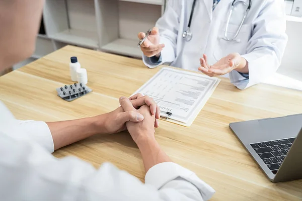 Medico Lavoro Diagnosi Raccomandare Qualcosa Metodo Con Trattamento Del Paziente — Foto Stock