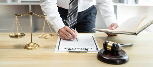 Abogado Jurista Masculino Que Trabaja Con Documentos Papel Contrato Litigio — Foto de Stock