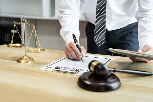 소송을 제기하기 일하는 변호사 부동산 테이블 — 스톡 사진