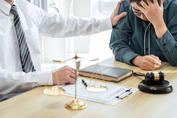 Männliche Anwalt Berater Treffen Sich Mit Klienten Beratung Mit Rechtsstreitigkeiten — Stockfoto