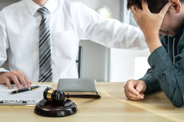 Männliche Anwalt Ist Mit Geschäftsmann Client Treffen Beratung Mit Rechtsstreitigkeiten — Stockfoto