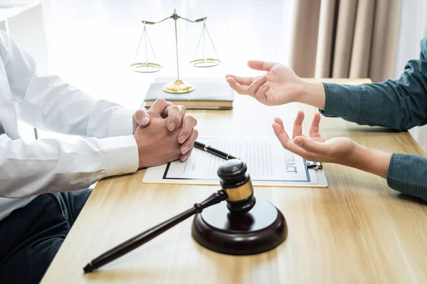 Mannelijke Advocaat Een Ontmoeting Met Zakenman Client Bespreken Overleg Met — Stockfoto