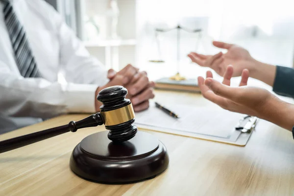 Männliche Anwalt Berater Treffen Sich Mit Klienten Beratung Mit Rechtsstreitigkeiten — Stockfoto