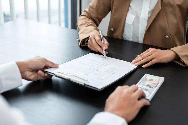 Empregador Suborno Oferecer Termos Empresário Para Assinar Contrato Enquanto Faz — Fotografia de Stock