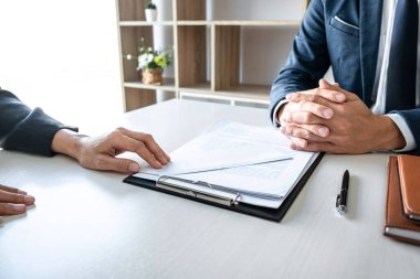 İş kadınlarının el yazısı, yönetici patrona istifa mektubu, iş değişikliği, işsizlik, istifa konsepti..