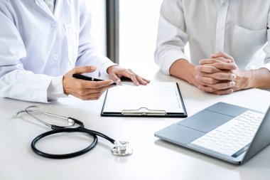 Profesör Doktor, bir şeyi tartışan ve tedavi yöntemleri öneren, rapor, ilaç ve sağlık hizmetleri konseptine ilişkin sonuçlar sunan bir hastaya danışmanlık yapıyor..
