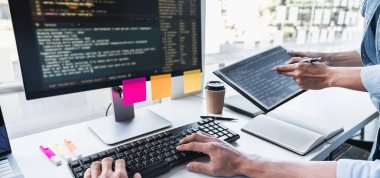Kodlar yazma ve veri kodu teknolojisi yazma, programcı şirketteki masaüstü bilgisayarında geliştirilen bir yazılımda web sitesi projesinde işbirliği yapma, HTML, PHP ve javascript ile programlama.