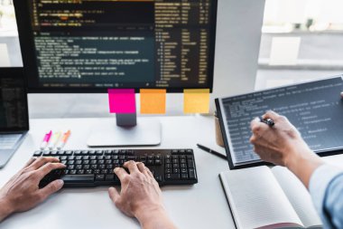 Kodlar yazma ve veri kodu teknolojisi yazma, programcı şirketteki masaüstü bilgisayarında geliştirilen bir yazılımda web sitesi projesinde işbirliği yapma, HTML, PHP ve javascript ile programlama.