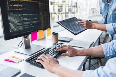 Şirket, kodlar ve yazma veri kodu, HTML, PHP ve javascript ile programlama geliştiren bir yazılım üzerinde çalışan ve işbirliği yapan iki profesyonel programcı.