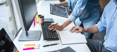 Şirket, kodlar ve yazma veri kodu, HTML, PHP ve javascript ile programlama geliştiren bir yazılım üzerinde çalışan ve işbirliği yapan iki profesyonel programcı.