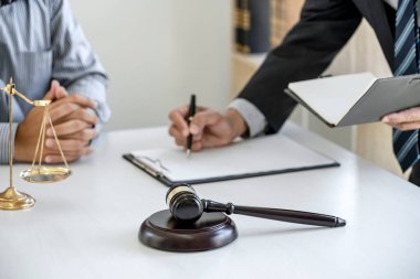 Adalet, İşadamı ve avukat ya da danışman olmak üzere adalet terazisi ile Yargıç Tokmak, hukuk bürosundaki sözleşme belgelerine danışmanlık yapıyor ve tartışıyordu..