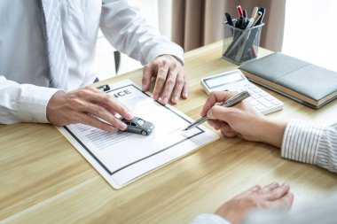 Araba satıcısı yöneticisi, araba sözleşmesi imzalayan müşteri temsilcisi, başarılı araba kredisi sözleşmesi imzalayan, yeni araç satın alan veya satan ve belgeyi işaret eden