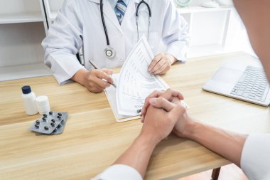 Hastalık teşhisi konan doktor, hasta tedavisi ile ilgili sorunların ortaya çıkmasından sonra bir yöntem önerdi..