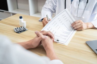 Hastalık teşhisi konan doktor, hasta tedavisi ile ilgili sorunların ortaya çıkmasından sonra bir yöntem önerdi..