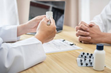 Doktor, hastayla ilaç kullanımını tartışıyor ve rapor, ilaç ve sağlık hizmetleri kavramının sonuçlarını sunarak tedavi yöntemleri öneriyor..