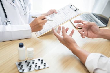 Hastalık teşhisi konan doktor, hasta tedavisi ile ilgili sorunların ortaya çıkmasından sonra bir yöntem önerdi..