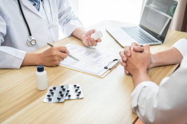 Doktor, hastayla ilaç kullanımını tartışıyor ve rapor, ilaç ve sağlık hizmetleri kavramının sonuçlarını sunarak tedavi yöntemleri öneriyor..