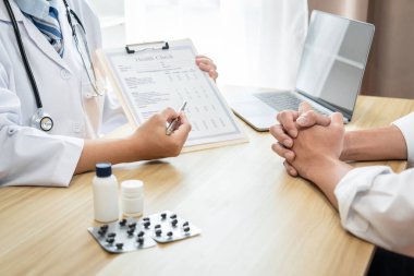 Hastalık teşhisi konan doktor, hasta tedavisi ile ilgili sorunların ortaya çıkmasından sonra bir yöntem önerdi..