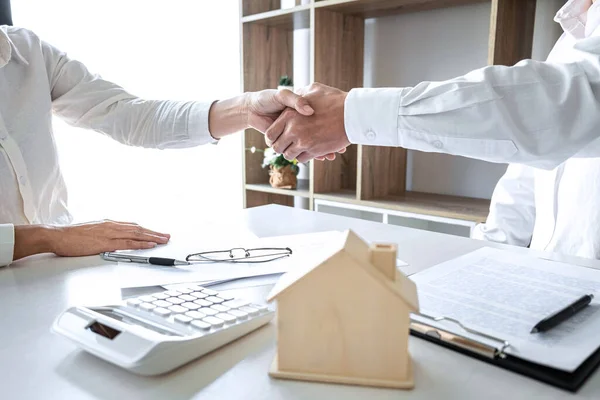 住宅保険や投資ローン 握手や成功した取引について署名した後 不動産エージェントと顧客は一緒に完成した契約を祝う握手 — ストック写真
