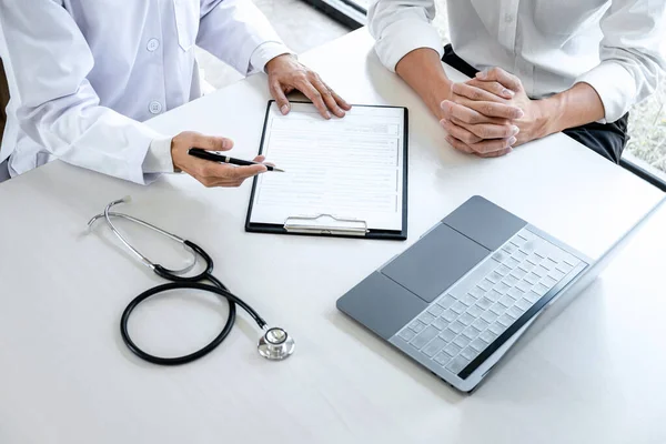 Professor Doctor Consulting Patient Discussing Something Recommend Treatment Methods Presenting — Stock Photo, Image