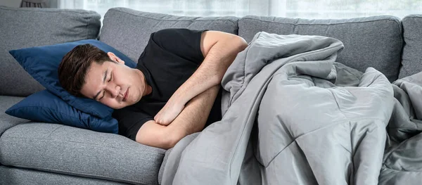 Hombre Asiático Está Acostado Con Manta Sofá Casa Para Descansar —  Fotos de Stock