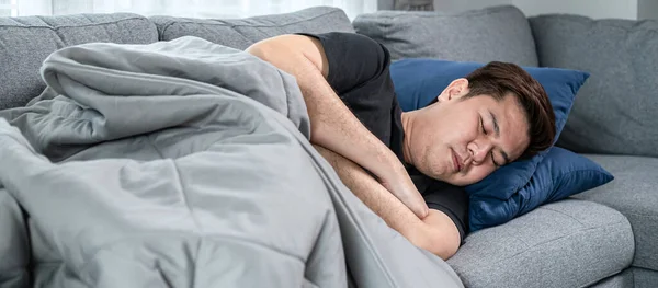 Hombre Asiático Está Acostado Con Manta Sofá Casa Para Descansar —  Fotos de Stock
