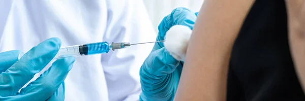 병원에 예약을 의사는 코로나 바이러스 백신을 환자의 어깨에 장갑을 있었다 — 스톡 사진
