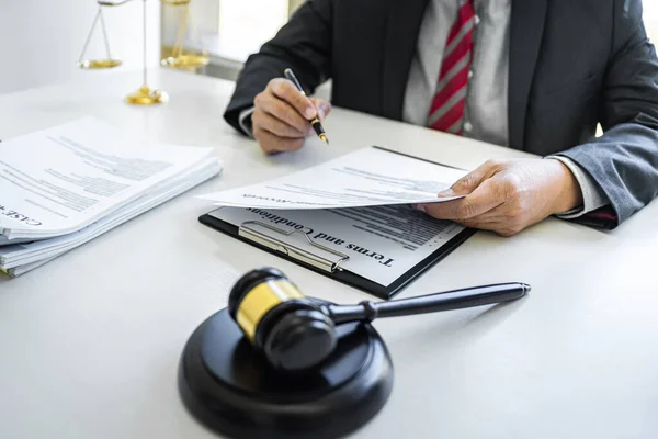 Abogado Masculino Juez Que Trabaja Con Papeles Contractuales Libros Derecho —  Fotos de Stock