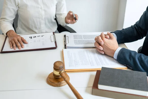 Mannelijke Advocaat Wijst Juridisch Document Uit Leggen Raadpleging Voorwaarden Aan — Stockfoto