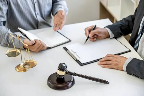 Judge Gavel Scales Justice Businessman Lawyer Counselor Consulting Discussing Contract — Stock Photo, Image