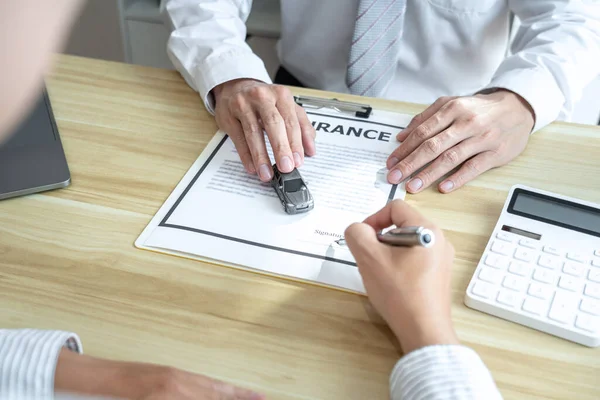 Car Dealer Manager Presenteren Klant Ondertekening Auto Document Contract Overeenkomst — Stockfoto