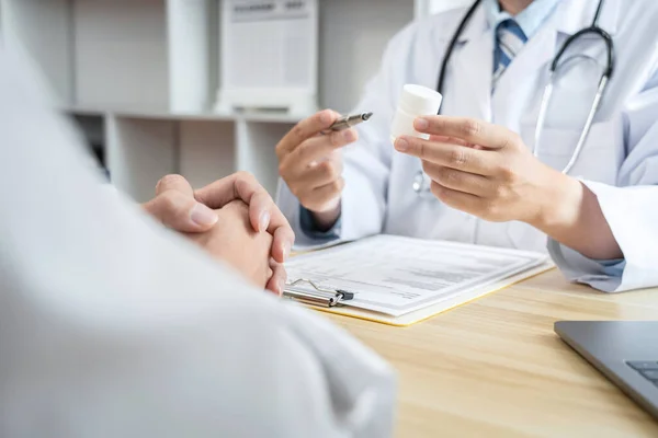 Médico Discutindo Com Paciente Usando Medicamento Algo Recomendar Métodos Tratamento — Fotografia de Stock