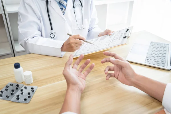 Medico Lavoro Diagnosi Raccomandare Qualcosa Metodo Con Trattamento Del Paziente — Foto Stock