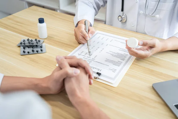 Läkare Diskuterar Med Patienten Som Använder Läkemedlet Något Och Rekommenderar — Stockfoto