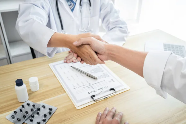 Male Doctor White Coat Shaking Hands Patient Successful Treatment Recommend — Stock Photo, Image