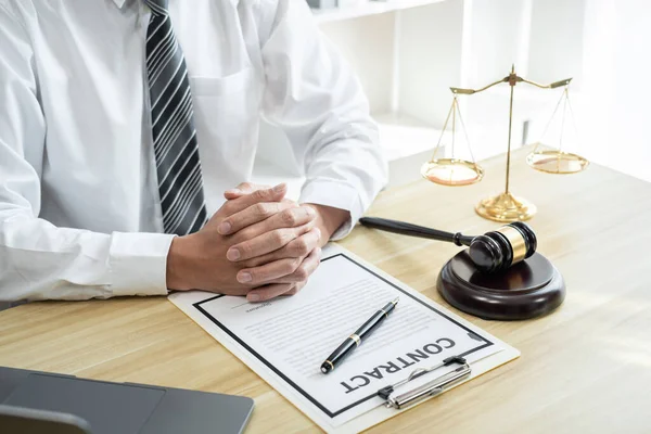 訴訟契約書を扱う男性弁護士テーブルオフィス上の不動産訴訟 法律書や木製のギャベルの書類 — ストック写真