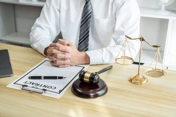 Advogado Masculino Jurista Que Trabalha Com Documentos Papel Contrato Contencioso — Fotografia de Stock