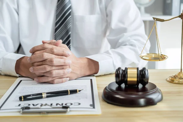 Abogado Jurista Masculino Que Trabaja Con Documentos Papel Contrato Litigio —  Fotos de Stock
