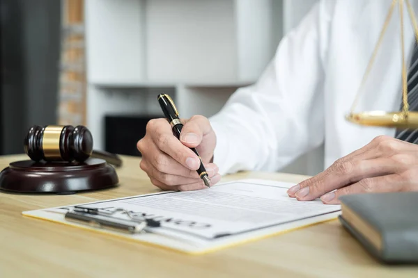 Männlicher Rechtsanwalt Oder Jurist Der Büro Mit Dokumenten Des Nachlassprozesses — Stockfoto