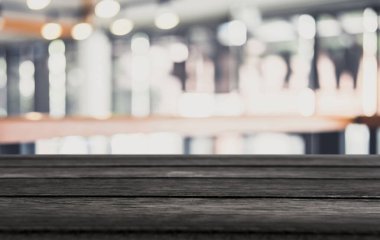 Boş ahşap masa ve soyut restoran veya kahve dükkanı için ürün görüntüsünü veya montaj için önünde arka plan bulanık.