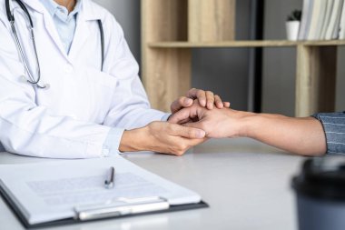 Hastanenin cesaretlendirilmesi ve empati kurulması, hastaya tezahürat ve destek olması, kötü haber, sağlık muayenesi, güven ve etik konularında doktor eli uzatma..