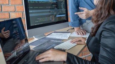 Şirket, kodlar ve yazma veri kodu, HTML, PHP ve javascript ile programlama geliştiren bir yazılım üzerinde çalışan ve işbirliği yapan iki profesyonel programcı.