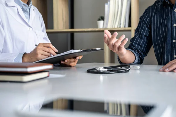 Medicin Och Hälsovård Koncept Professor Doctor Presenterar Rapport Diagnos Och — Stockfoto