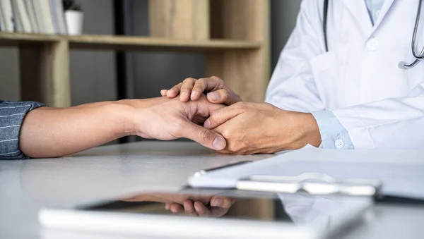 Primer Plano Del Médico Tocando Mano Del Paciente Para Estímulo — Foto de Stock