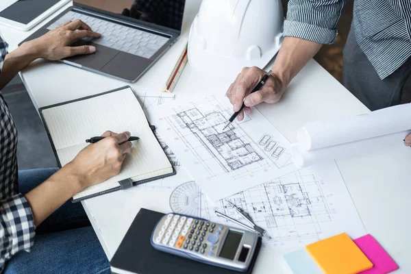 Mimari Mühendis Ekibi Toplantısı, Çizim ve Mimari Proje ve Mühendislik araçları için İşyeri, Teknik çizim yapısı ve inşaat üzerine çalışma alanı kavramı.