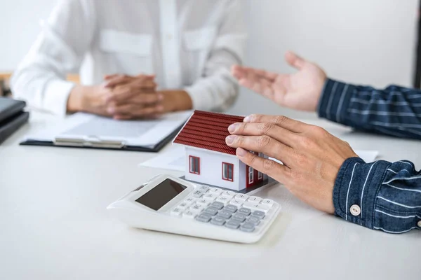 Immobilienmakler Agent Berät Kunden Bei Der Entscheidungsfindung Unterzeichnen Versicherungsformular Und — Stockfoto