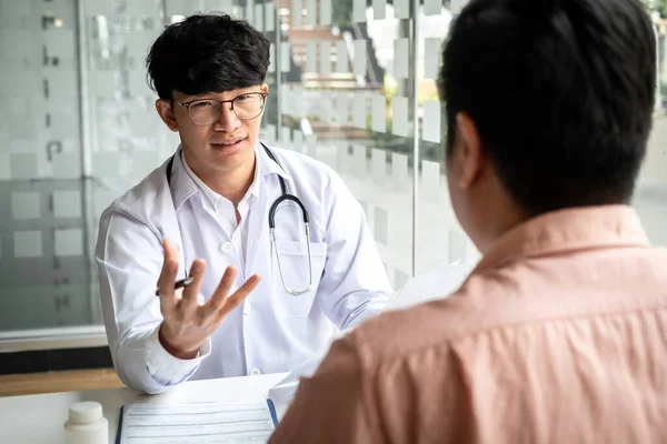 Male Doctor Explaining Symptoms Disease Diagnosis While Recommend Medicinal Properties — Stock Photo, Image